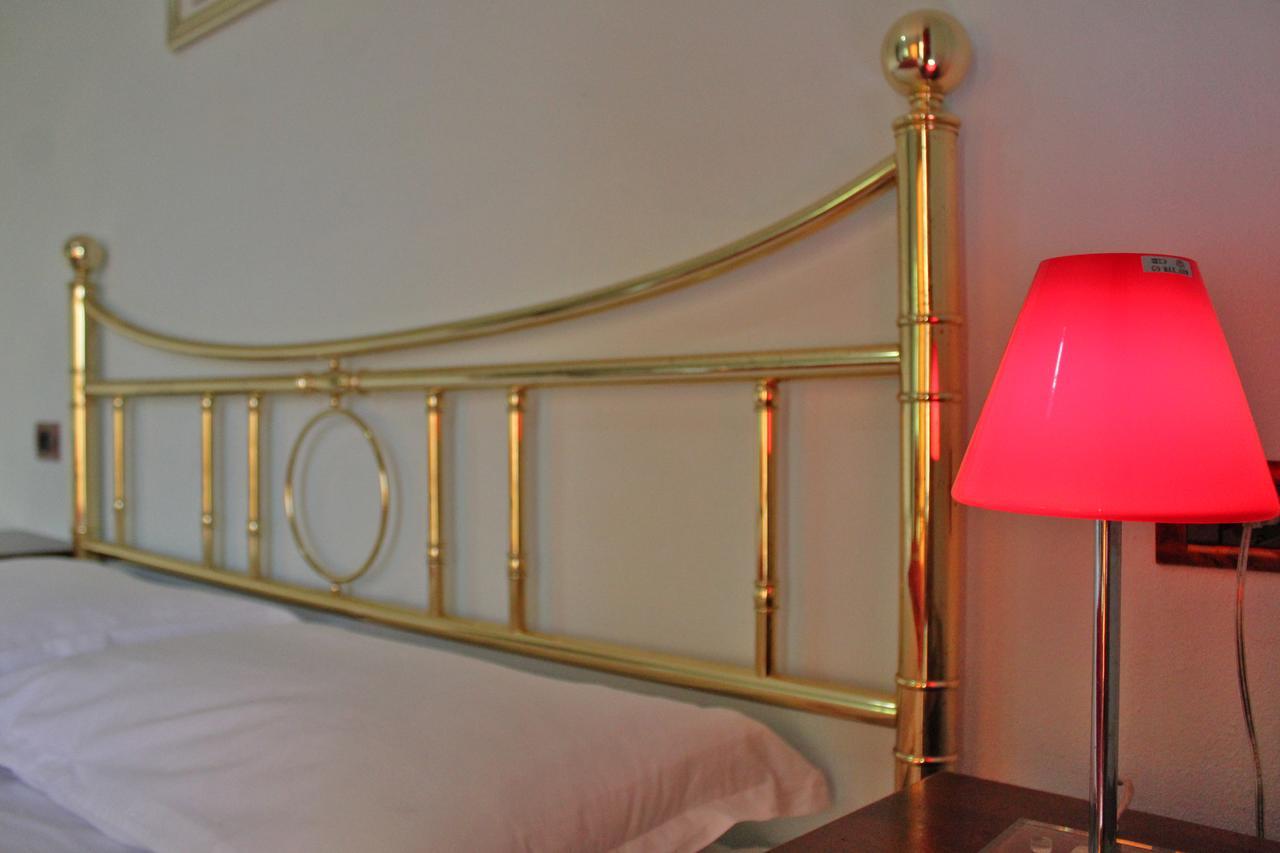 Risus Hotel Golem  Kültér fotó