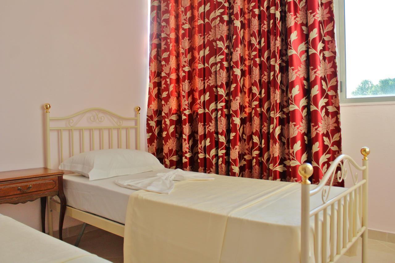 Risus Hotel Golem  Kültér fotó