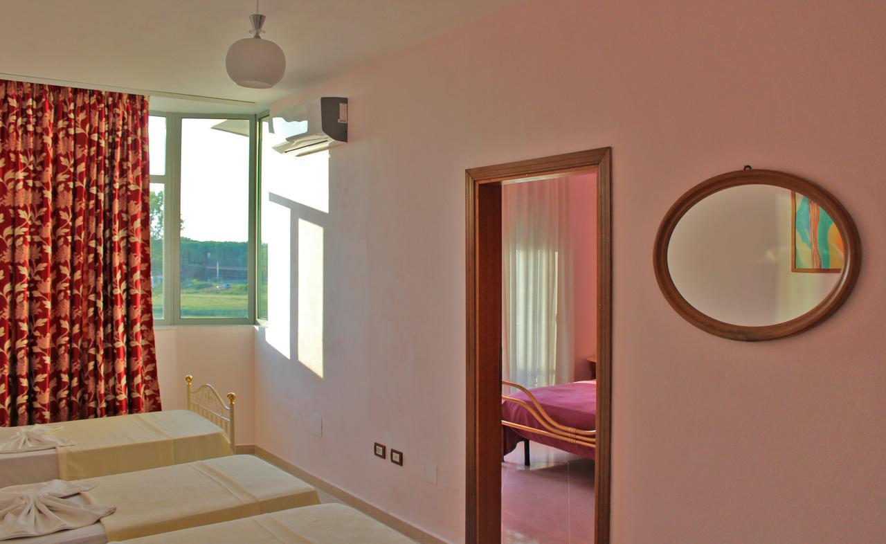 Risus Hotel Golem  Kültér fotó