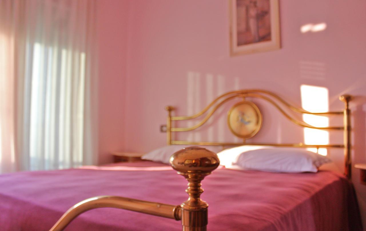 Risus Hotel Golem  Kültér fotó